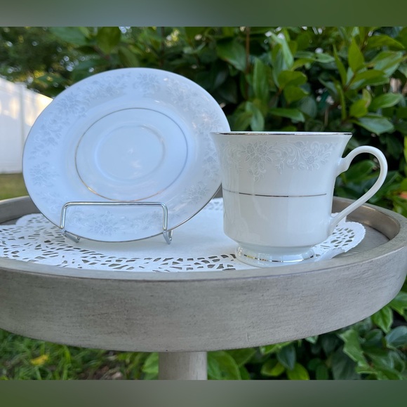 LYNNS Fine China Annie Collection Saucer (4) & Footed Cups (2) - Picture 2 of 12